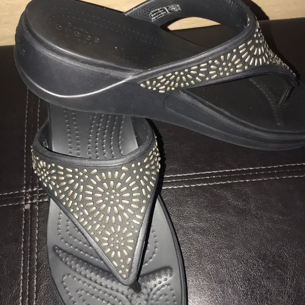 LIKE NEW!! Size 10 crocs flip flops